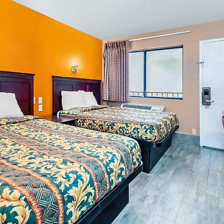 Oyo Hotel Lake Charles Hwy 10 ภายนอก รูปภาพ