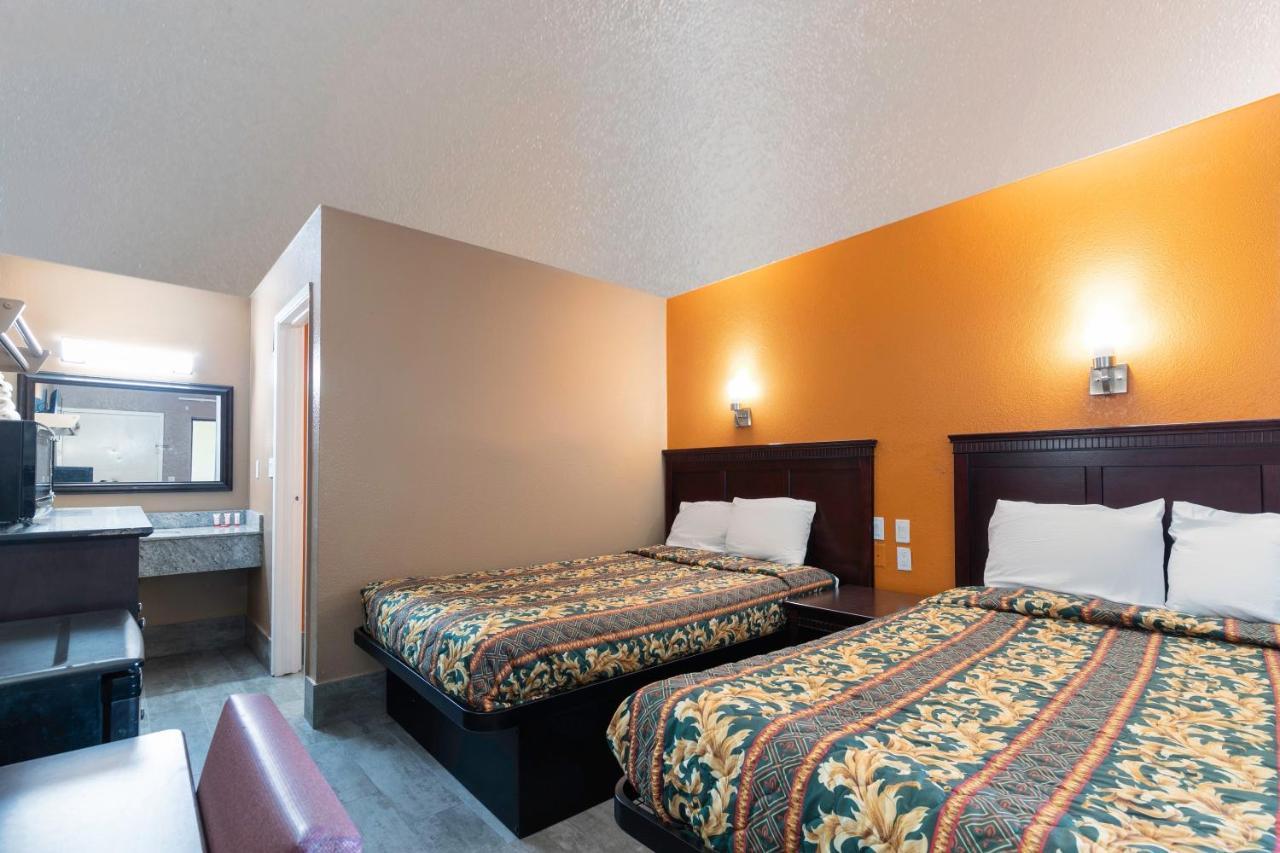 Oyo Hotel Lake Charles Hwy 10 ภายนอก รูปภาพ