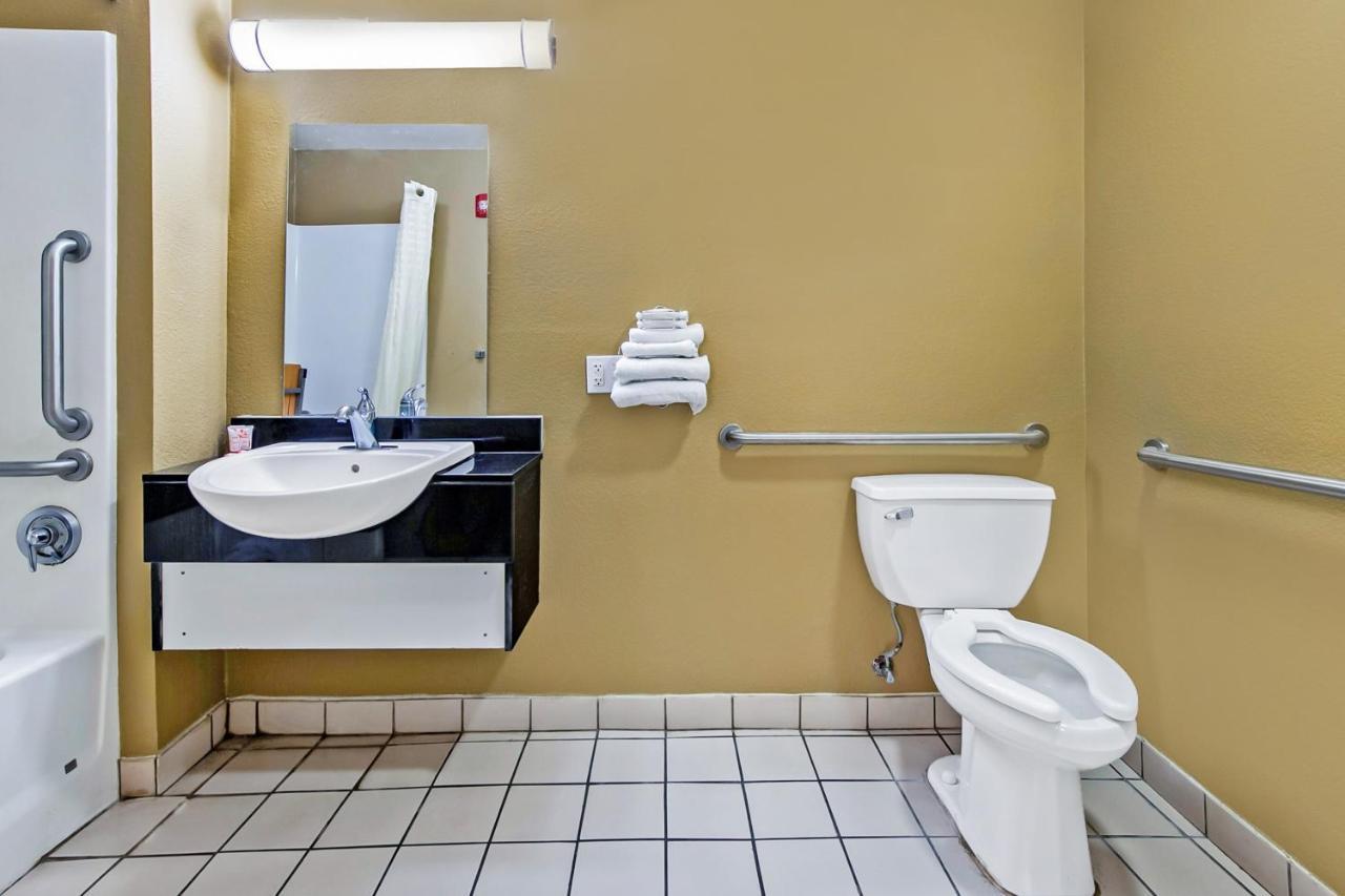 Oyo Hotel Lake Charles Hwy 10 ภายนอก รูปภาพ