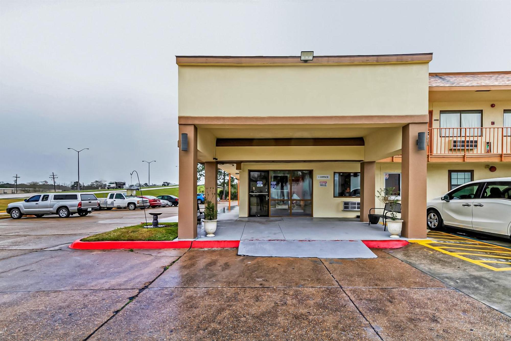 Oyo Hotel Lake Charles Hwy 10 ภายนอก รูปภาพ