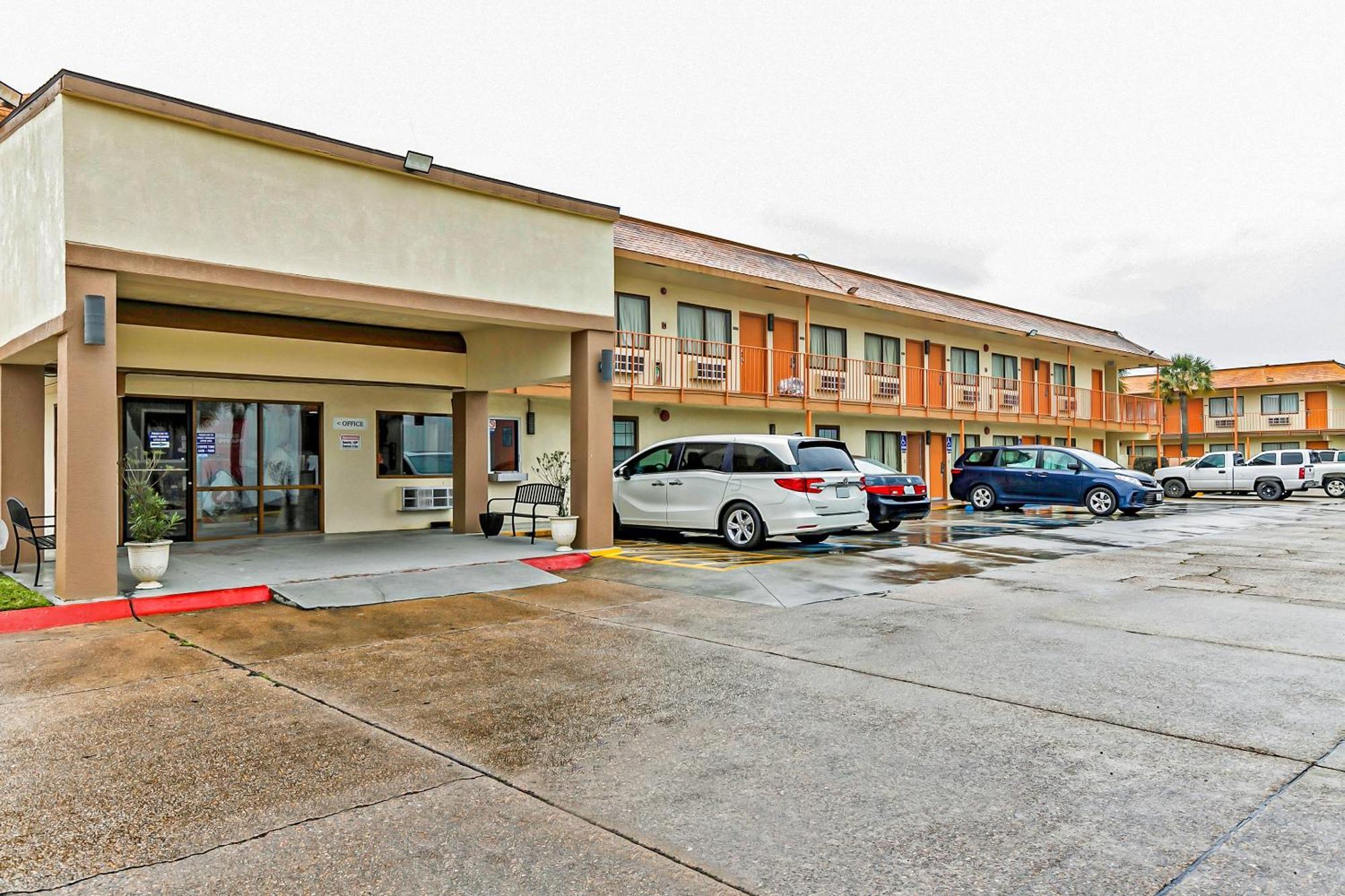 Oyo Hotel Lake Charles Hwy 10 ภายนอก รูปภาพ
