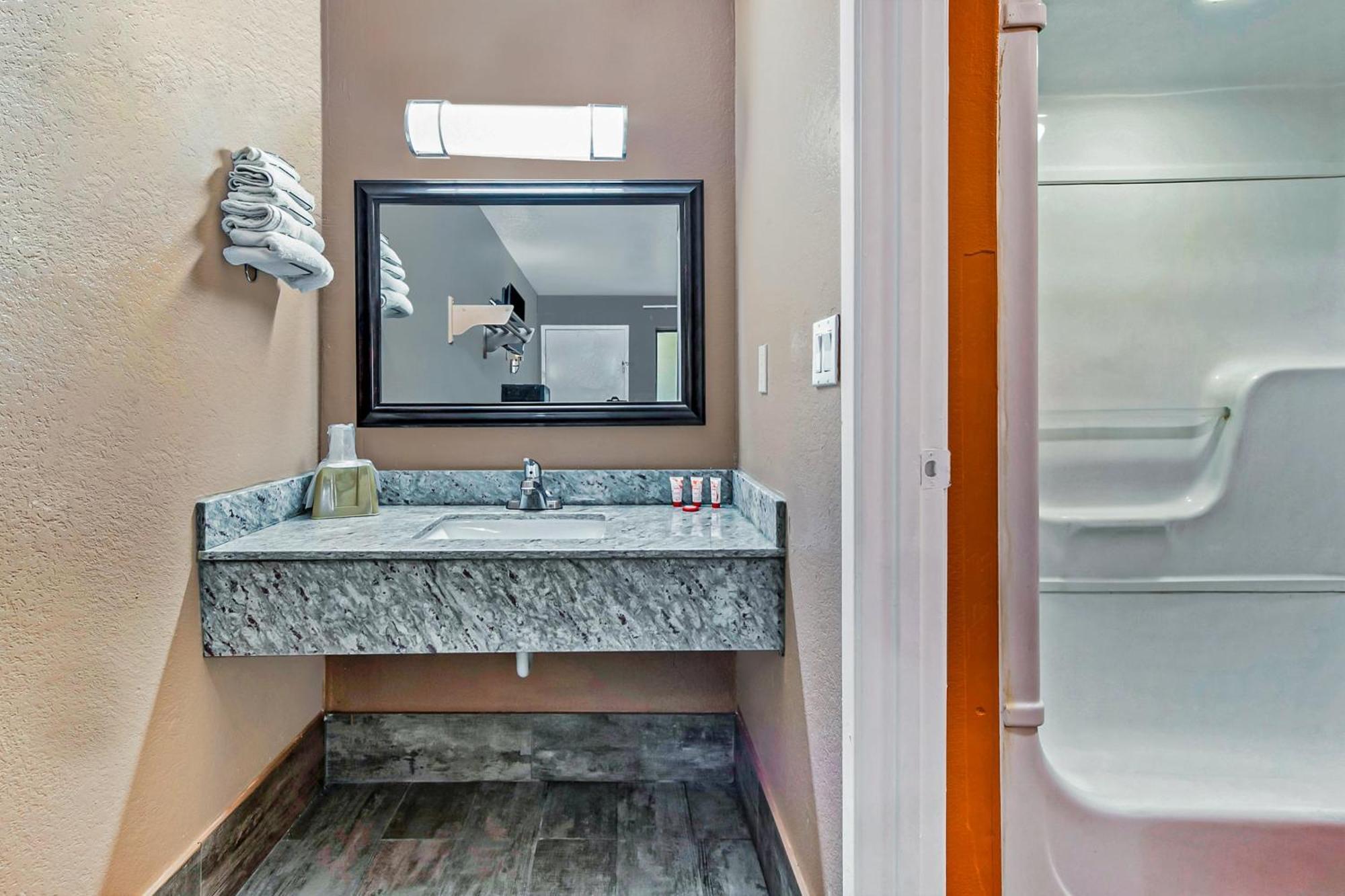 Oyo Hotel Lake Charles Hwy 10 ภายนอก รูปภาพ